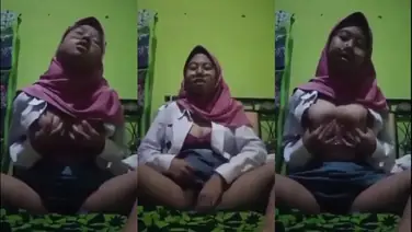 Siswi SMA Dada Jumbo Pamer Aset Dada Padat Bulat poster